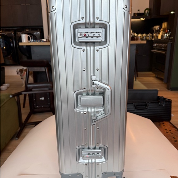 RIMOWA Silver Aluminum Suitcase Large Check-in - Picture 12 of 15